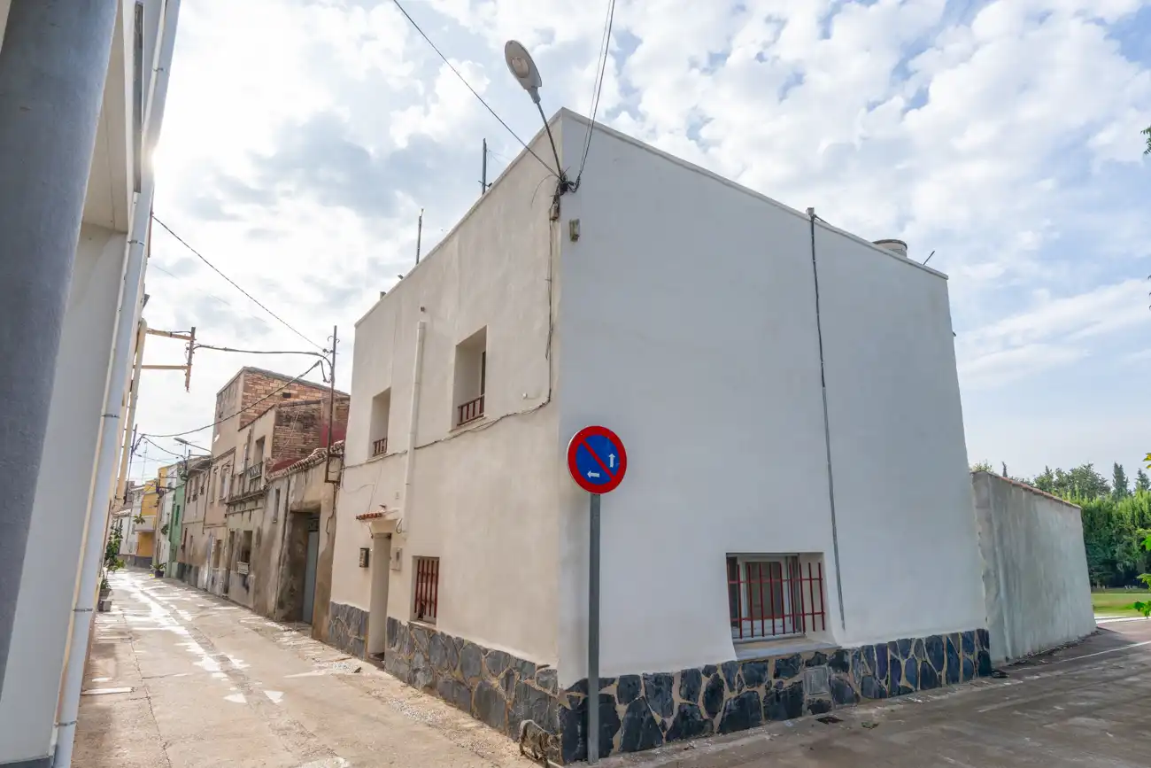 Vista exterior de Casa adosada en venda en Jesús - Els Reguers