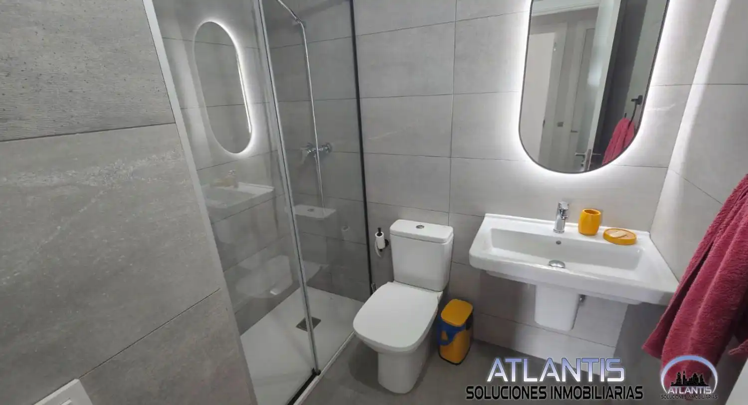 Bathroom of Flat for sale in Sevilla  with Air Conditioner, Heating and Community pool