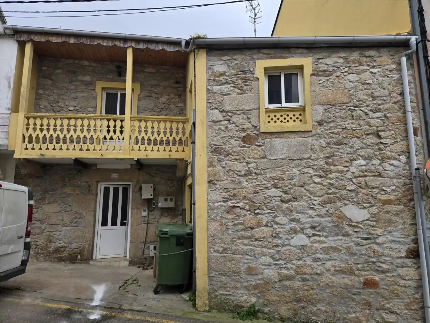 Vista exterior de Casa adosada en venda en Burela amb Jardí privat, Parquet i Traster