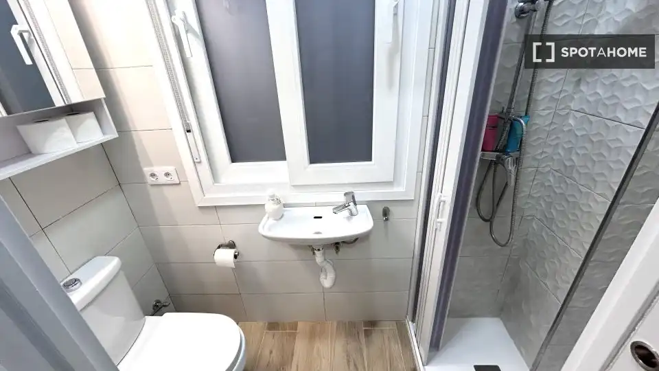 Badezimmer von Wohnung zur untervermieten in Sevilla mit Klimaanlage, Heizung und Terrasse