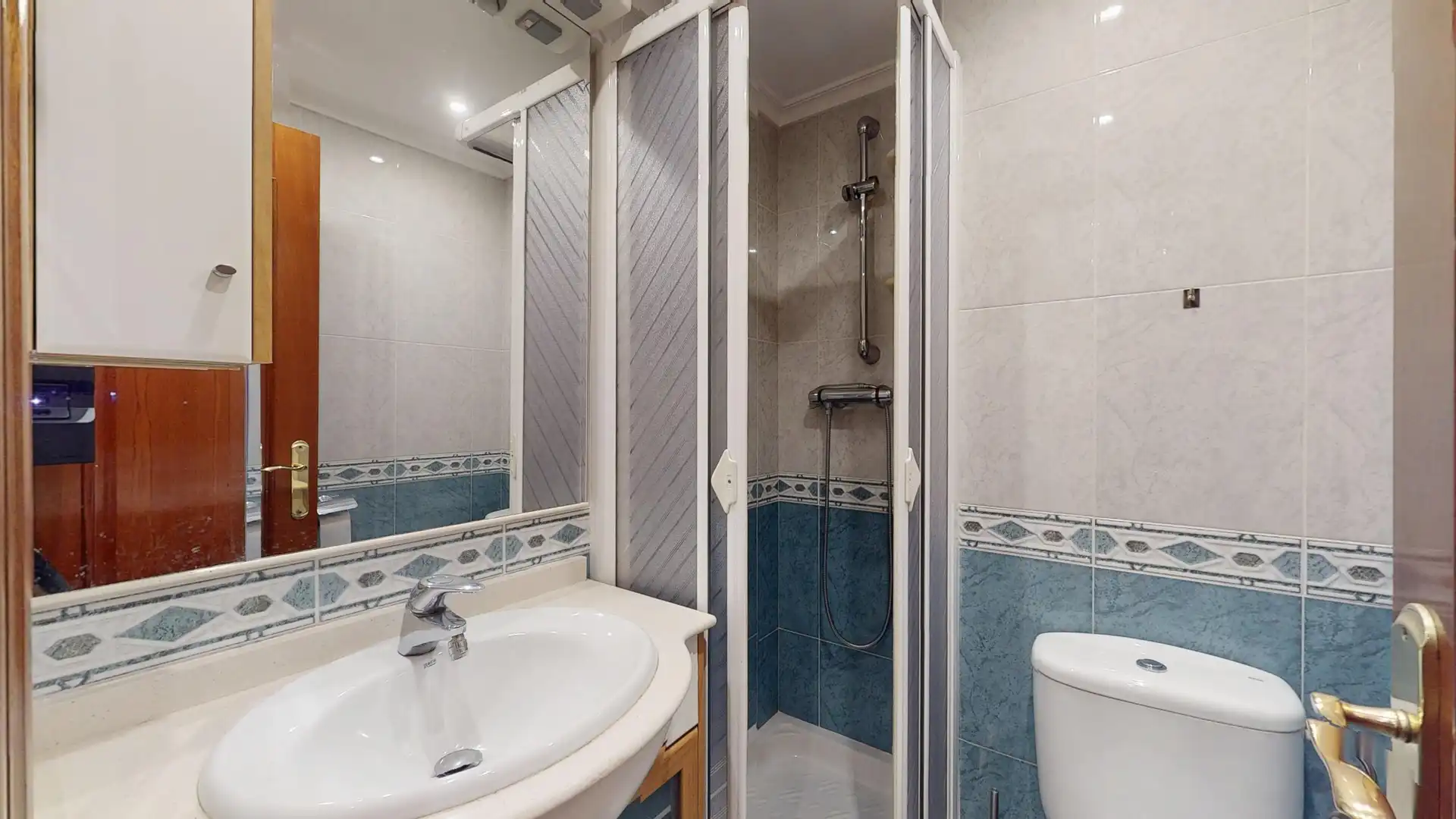 Badezimmer von Wohnung zum Verkauf in Barakaldo  mit Heizung und Balkon