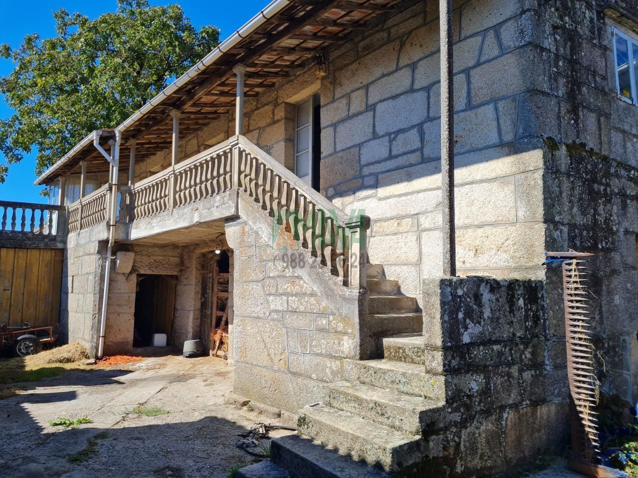 Vista exterior de Finca rústica en venda en Amoeiro amb Jardí privat