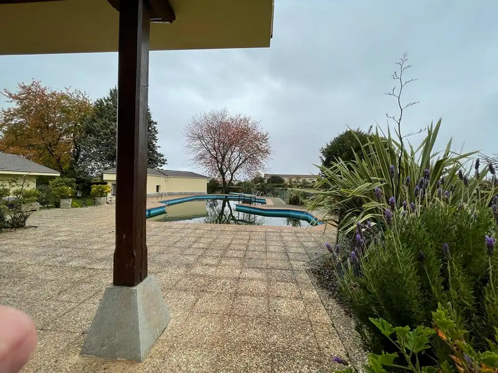 Piscina de Casa o xalet en venda en Castañares de Rioja amb Calefacció, Jardí privat i Parquet