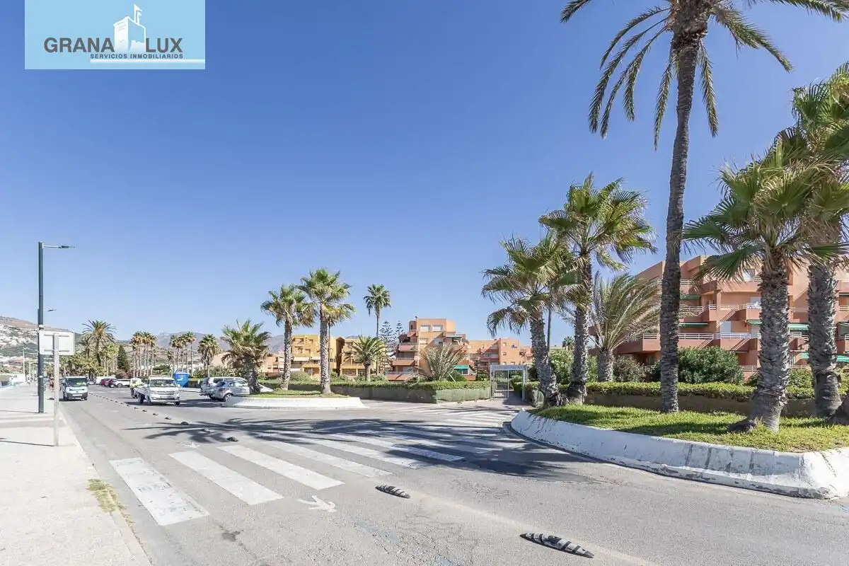 Vista exterior de Dúplex en venda en Salobreña amb Terrassa i Piscina comunitària