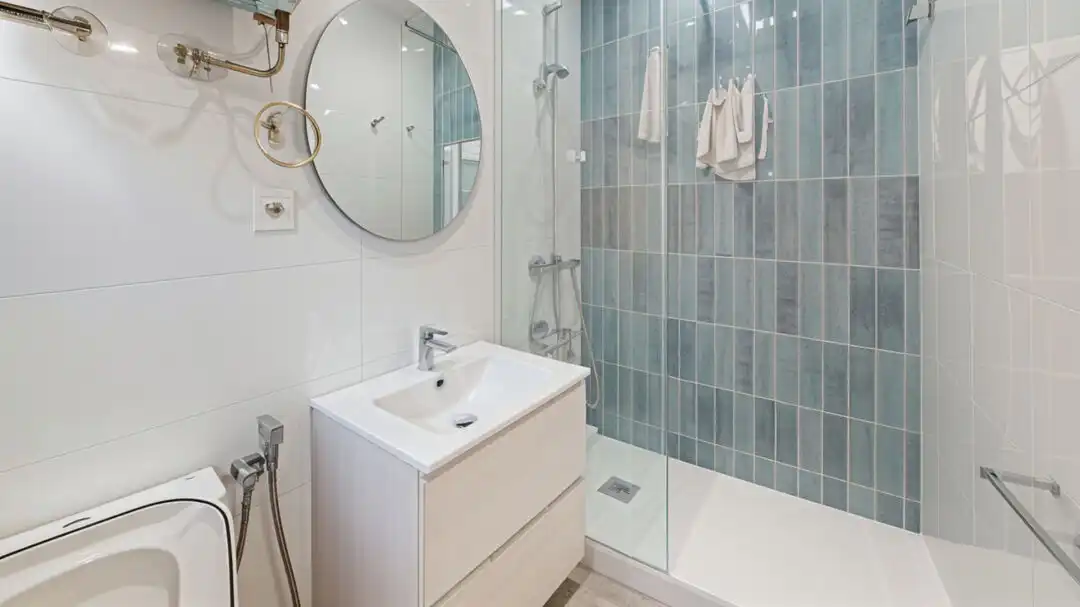 Bathroom of Flat for sale in Madrid  with Air Conditioner, Heating and Furnished