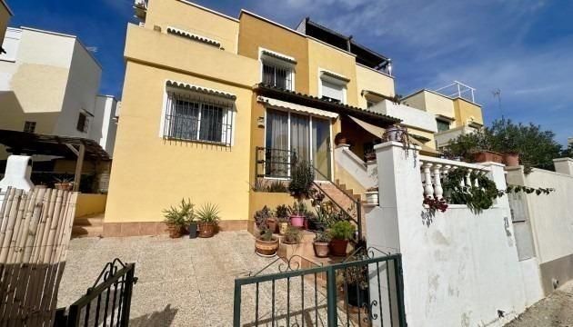 Vista exterior de Dúplex en venda en Torrevieja amb Aire condicionat, Calefacció i Jardí privat
