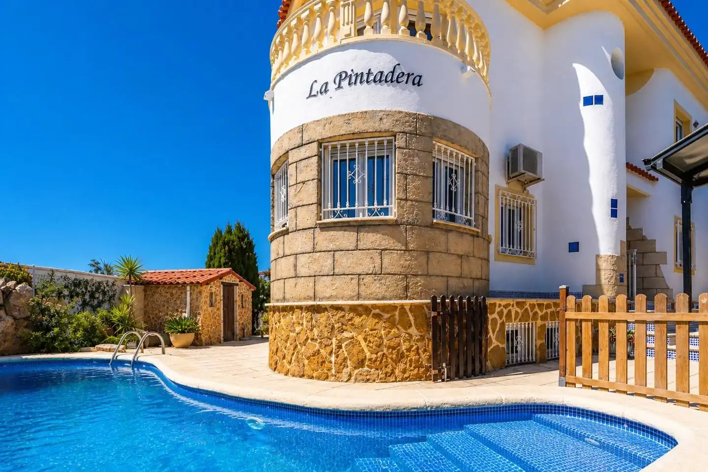 Vista exterior de Casa o xalet en venda en Elche / Elx amb Aire condicionat, Calefacció i Jardí privat