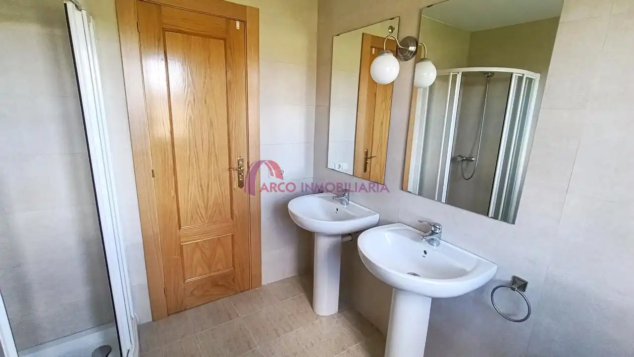Badezimmer von Einfamilien-Reihenhaus zum Verkauf in Cardeñadijo mit Heizung, Privatgarten und Terrasse