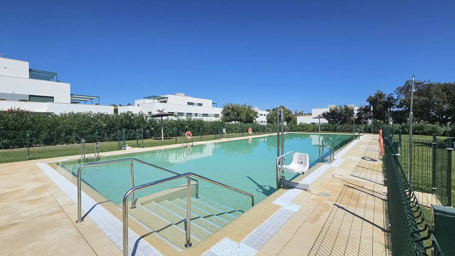 Piscina de Apartament de lloguer en Sotogrande amb Aire condicionat, Calefacció i Terrassa