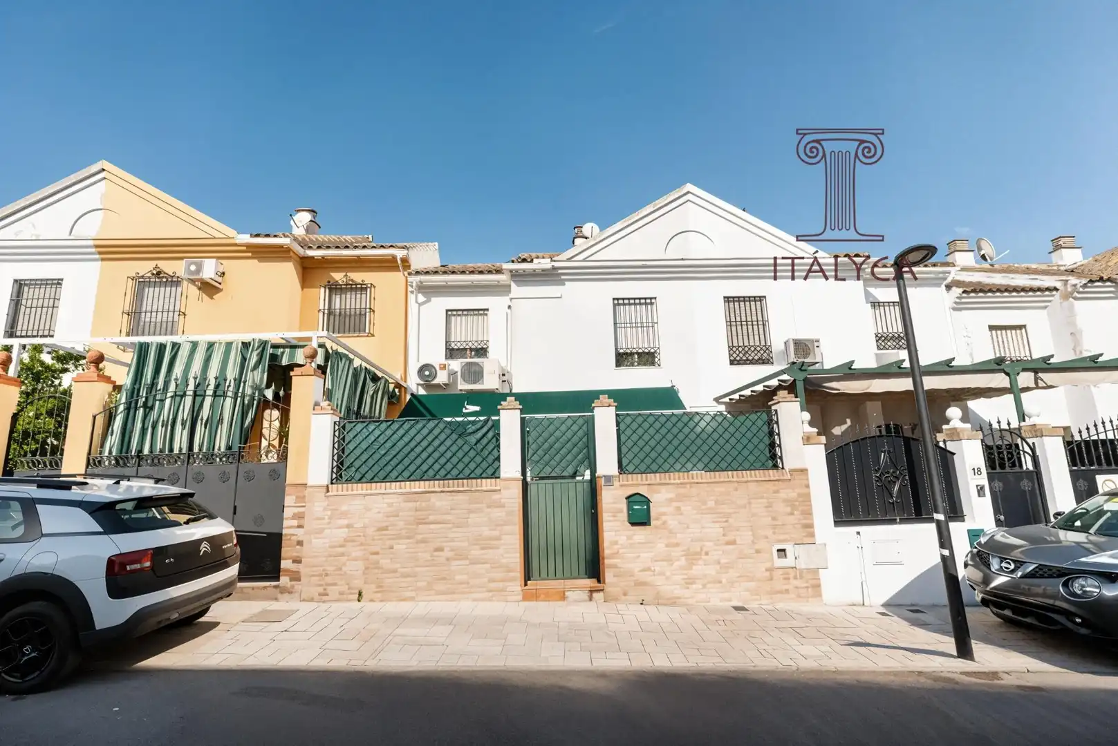Vista exterior de Casa adosada en venta en Tomares con Aire acondicionado, Terraza y Trastero