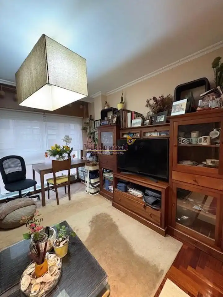 Sala d'estar de Apartament en venda en Vigo  amb Calefacció, Parquet i Traster