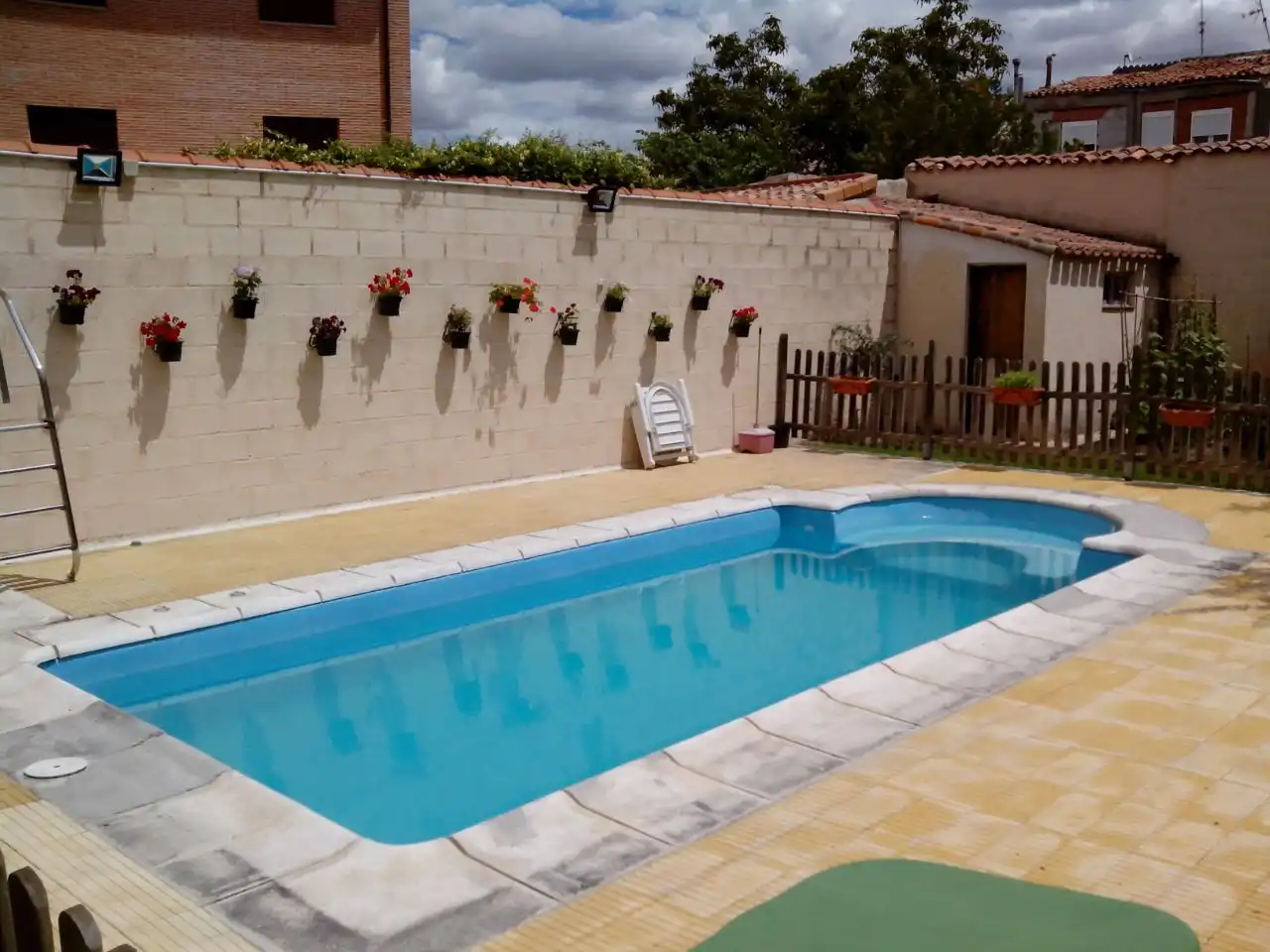 Piscina de Casa o chalet en venta en Medina del Campo con Calefacción, Jardín privado y Terraza