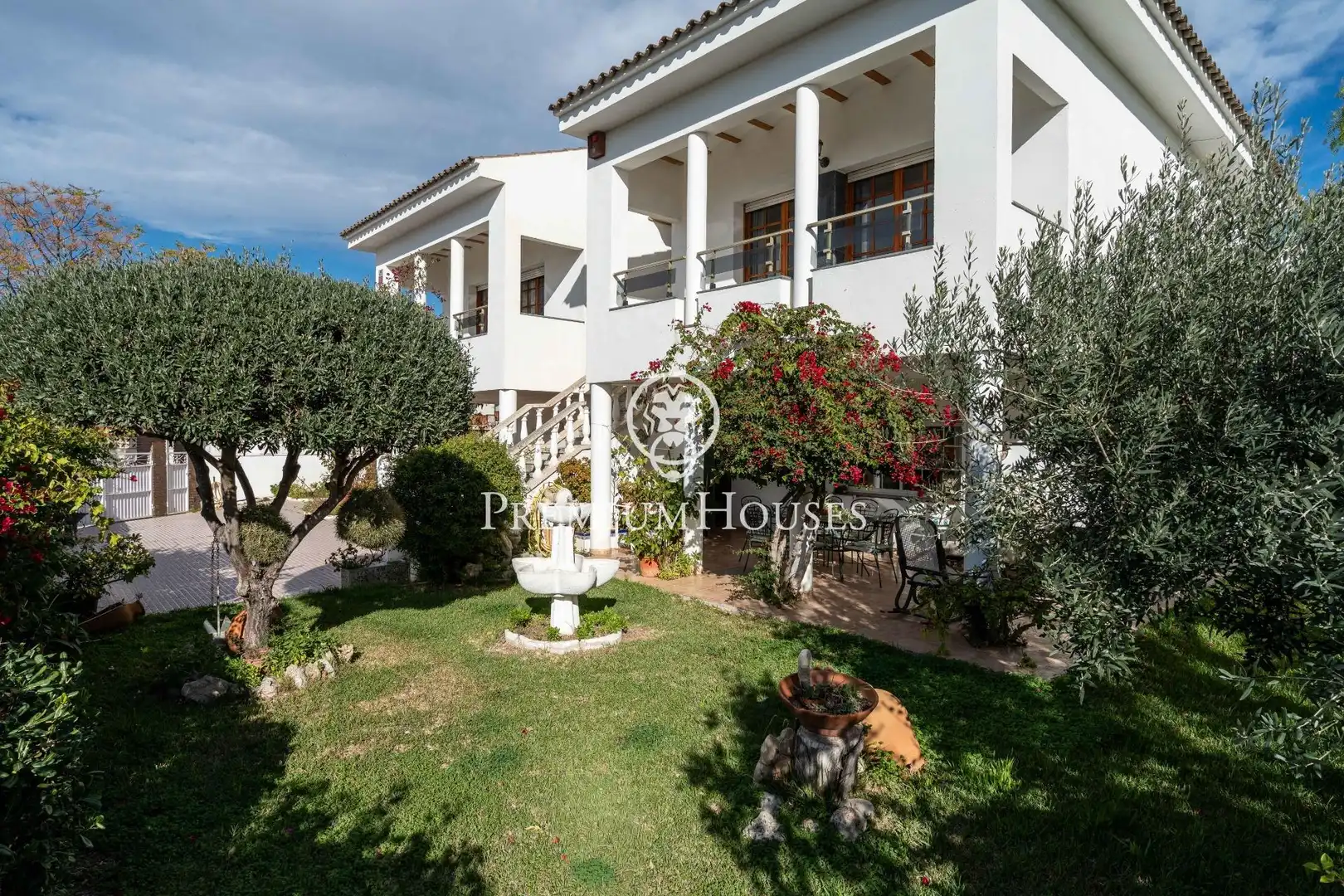 Vista exterior de Casa o xalet en venda en Vilanova i la Geltrú amb Calefacció, Jardí privat i Terrassa