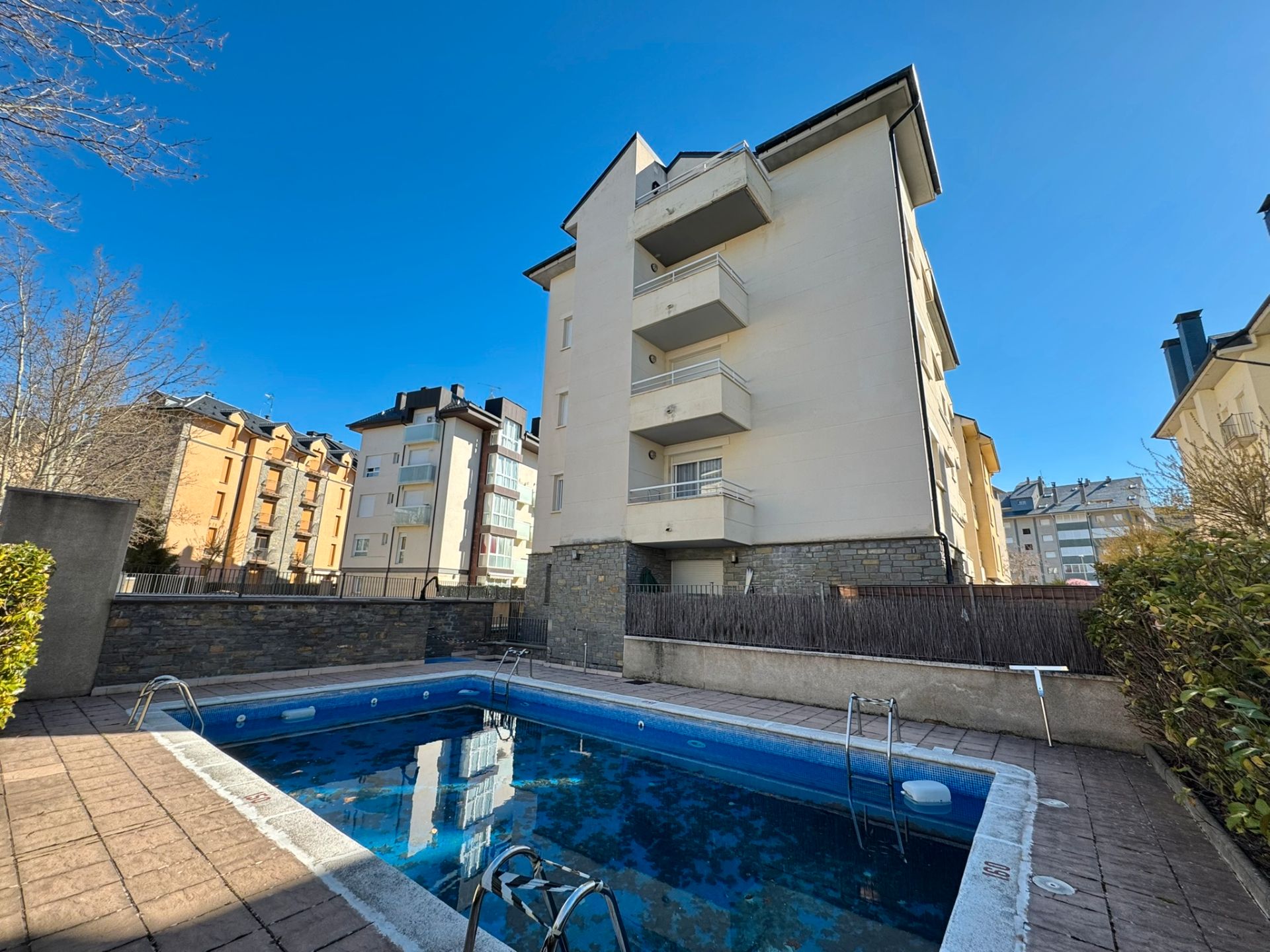 Piscina de Apartament en venda en Jaca amb Calefacció, Parquet i Terrassa