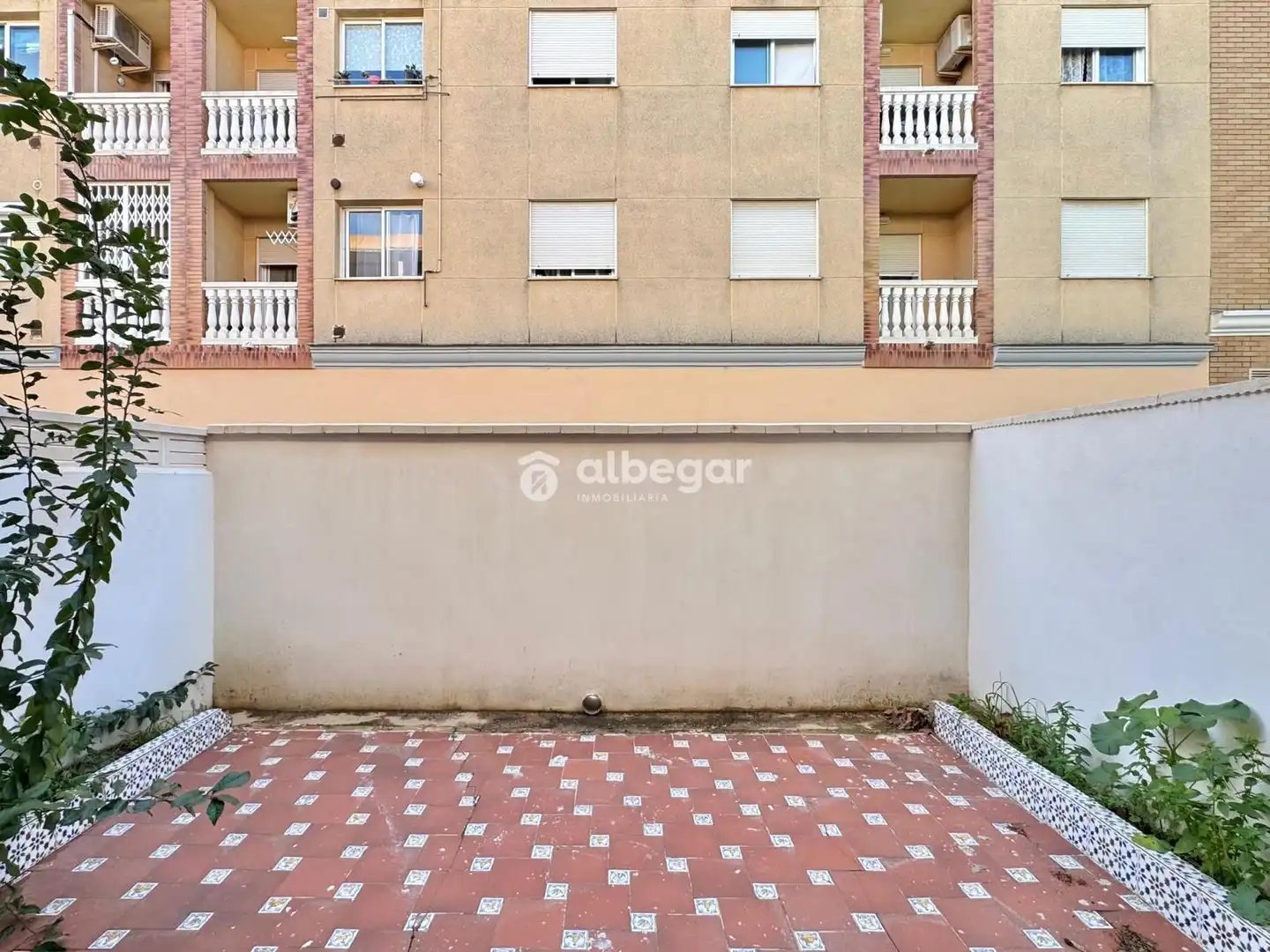 Vista exterior de Casa adosada en venda en Alfafar amb Aire condicionat, Jardí privat i Terrassa