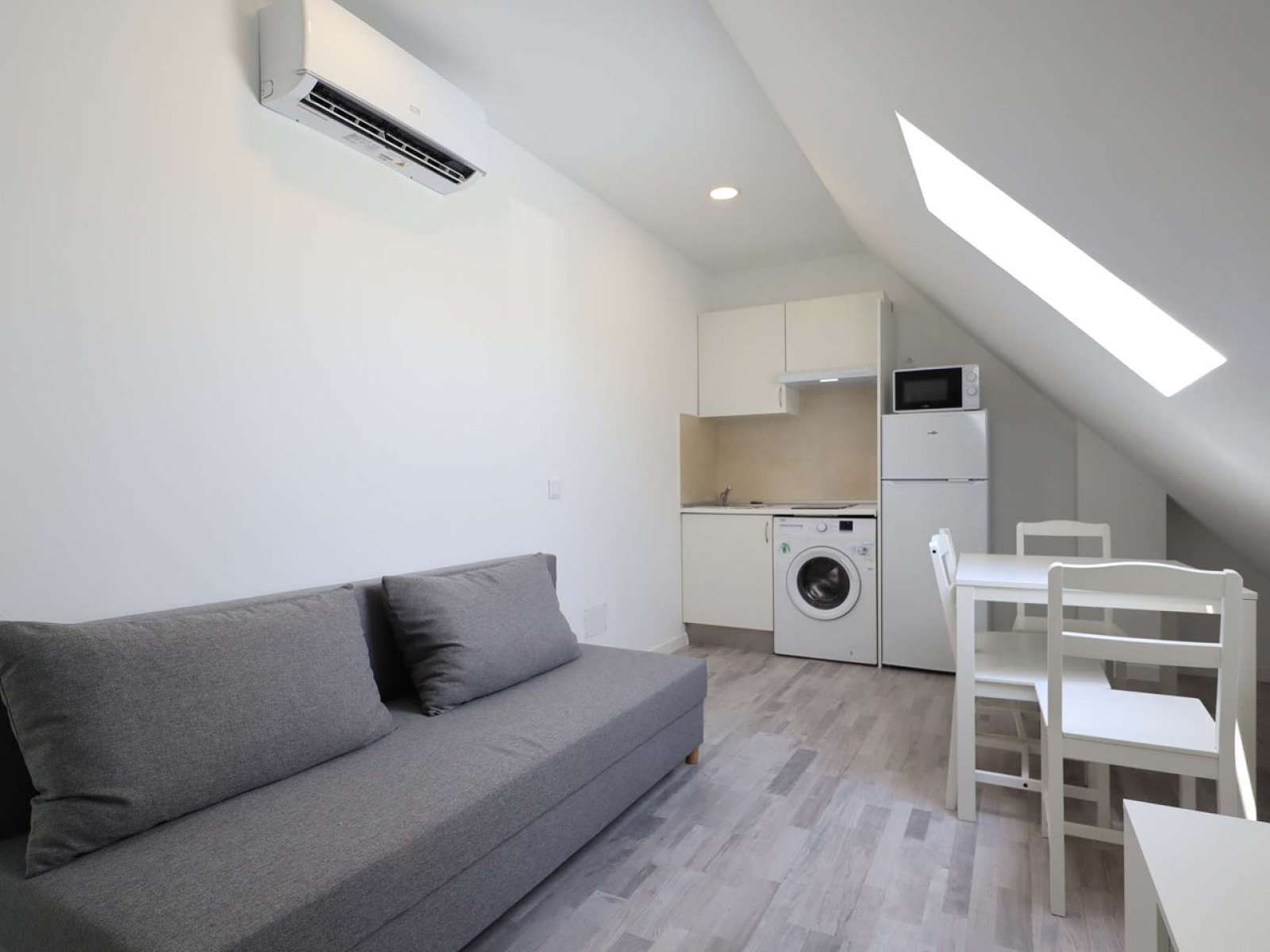 Living room of Apartment to share in  Madrid Capital  with Air Conditioner and Terrace