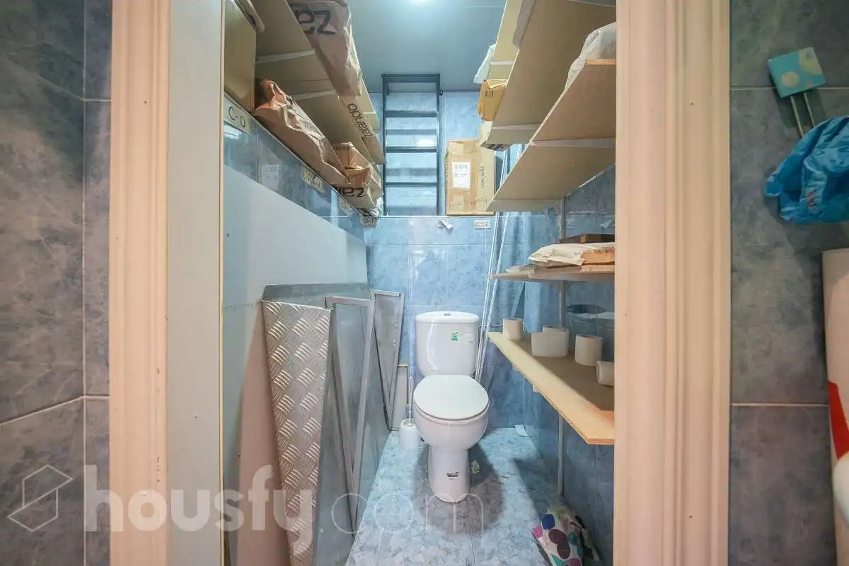 Baño de Local en venta en Madrid con Aire acondicionado