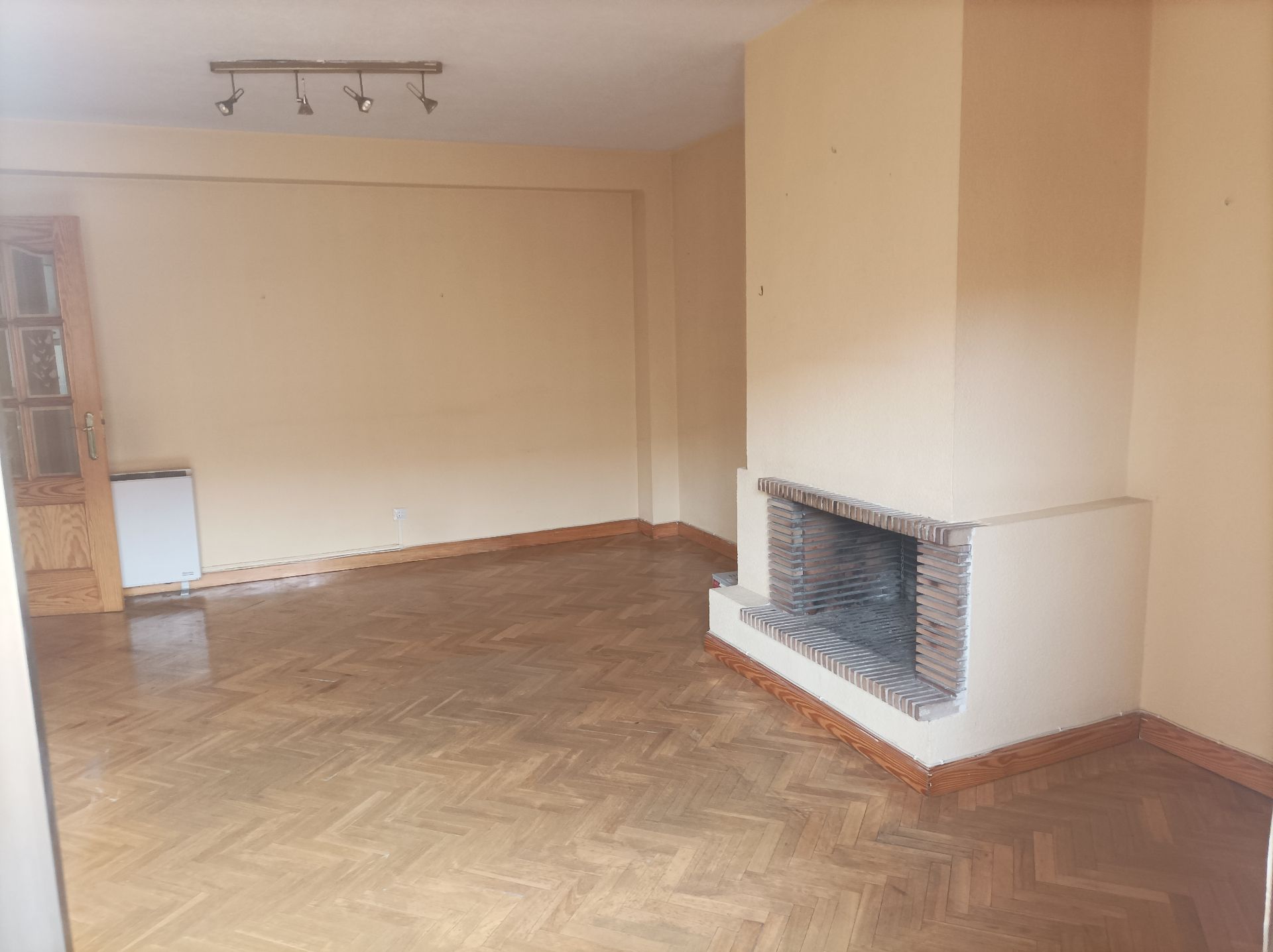 Living room of Flat for sale in Torrelodones  with Parquet flooring, Terrace and Storage room