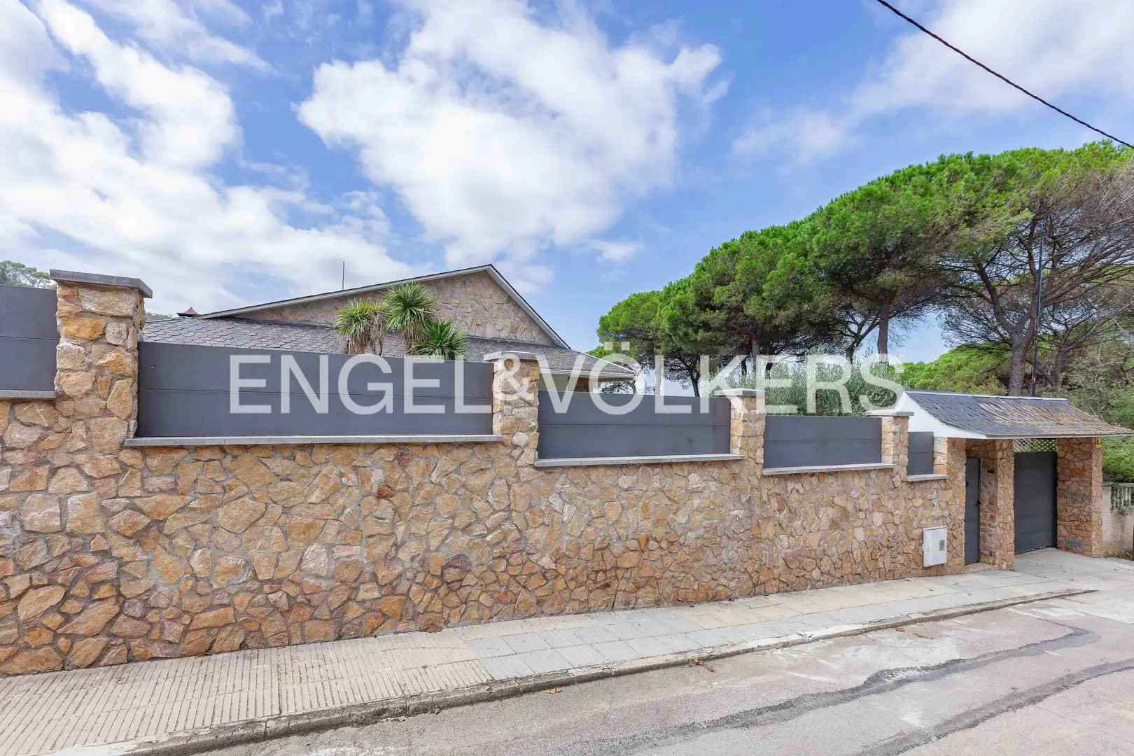 Vista exterior de Casa o chalet de alquiler en Llinars del Vallès con Aire acondicionado, Calefacción y Jardín privado