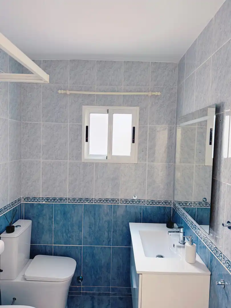 Bany de Apartament en venda en Torrevieja amb Aire condicionat, Terrassa i Moblat