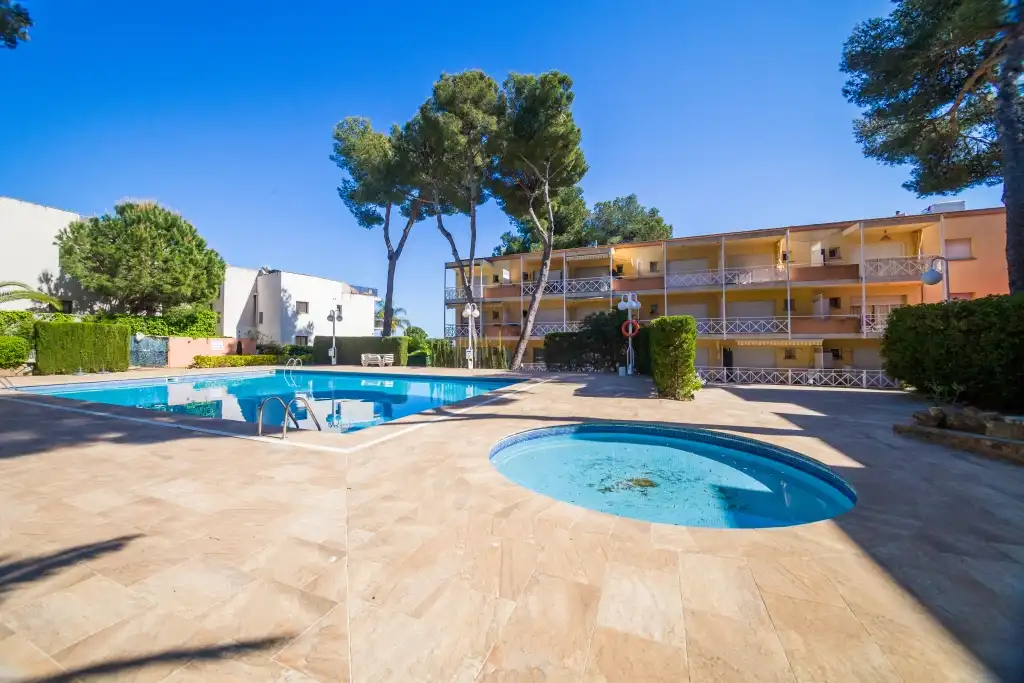 Piscina de Apartament en venda en Castell d'Aro, Platja d'Aro i s'Agaró amb Calefacció, Terrassa i Moblat