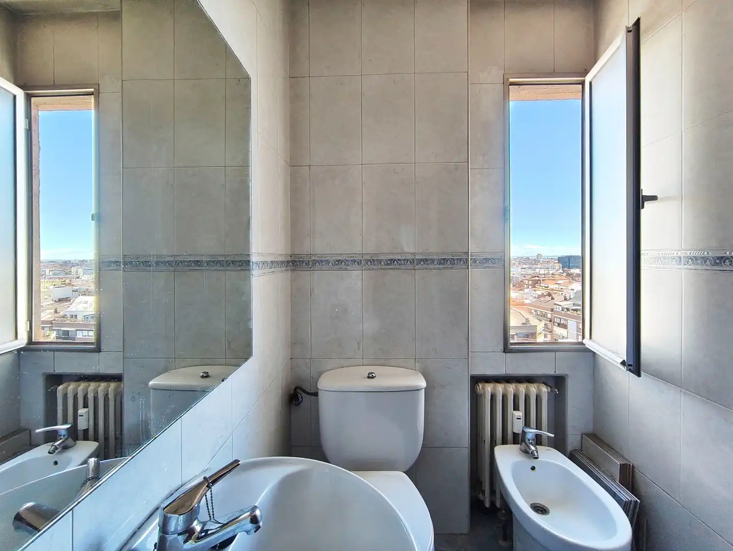 Bathroom of Flat for sale in Madrid  with Air Conditioner, Heating and Balcony