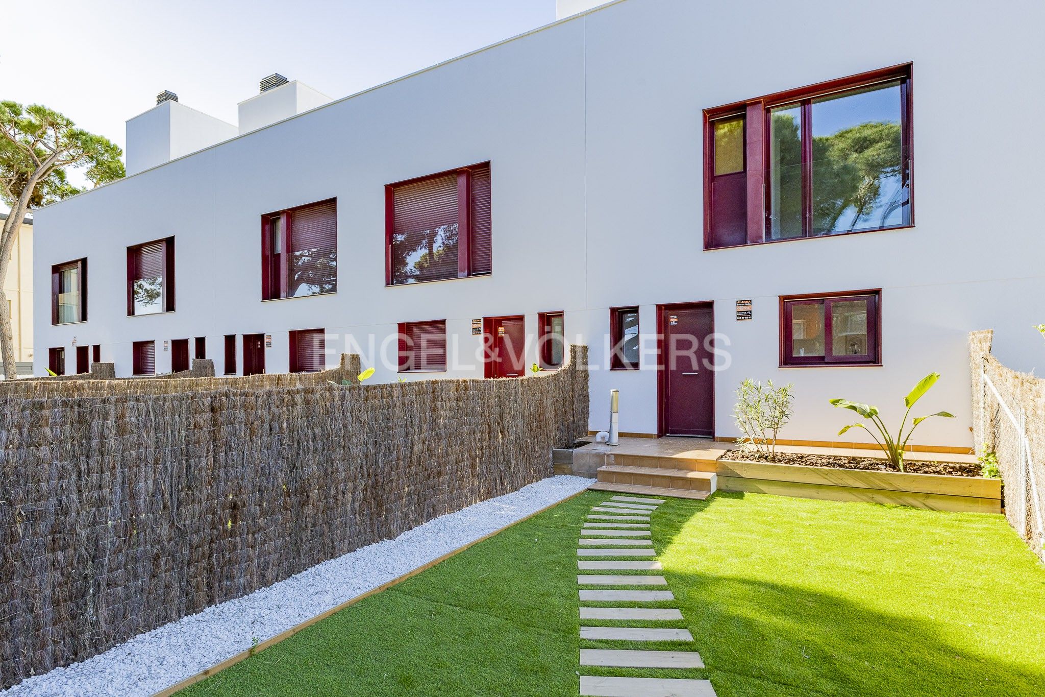 Vista exterior de Casa o xalet en venda en Castelldefels amb Aire condicionat, Calefacció i Jardí privat