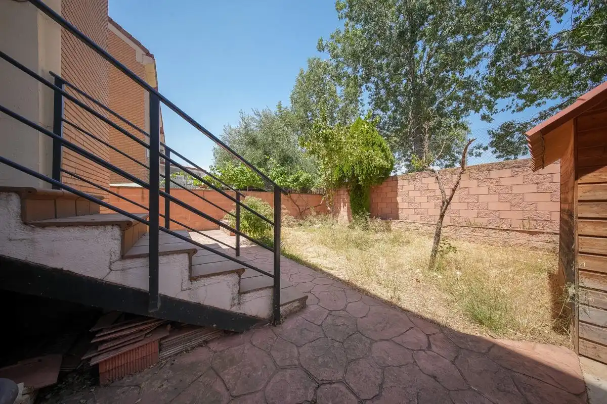 Terrassa de Casa adosada en venda en Azuqueca de Henares amb Aire condicionat, Calefacció i Jardí privat