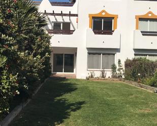 Vista exterior de Dúplex en venda en Estepona amb Aire condicionat, Terrassa i Balcó