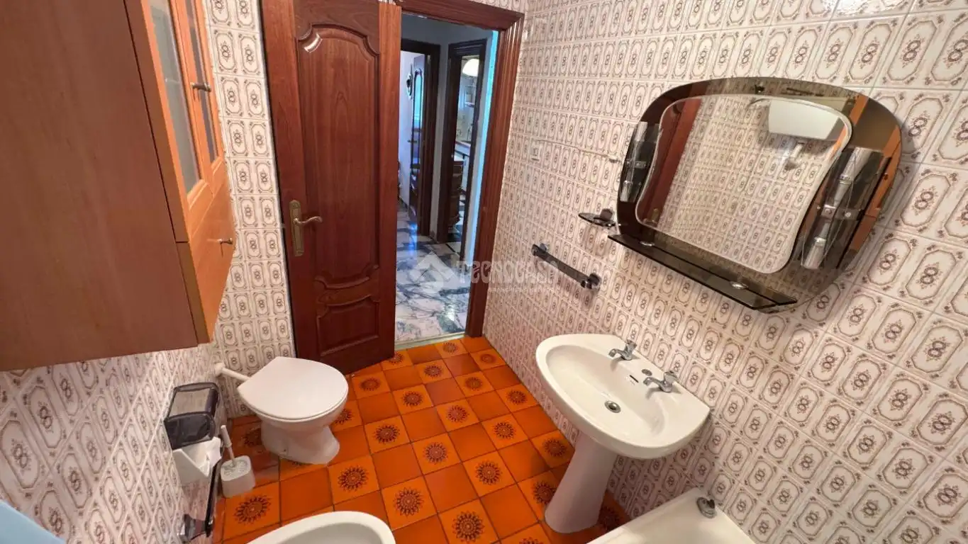 Bathroom of Flat for rent in Granada
