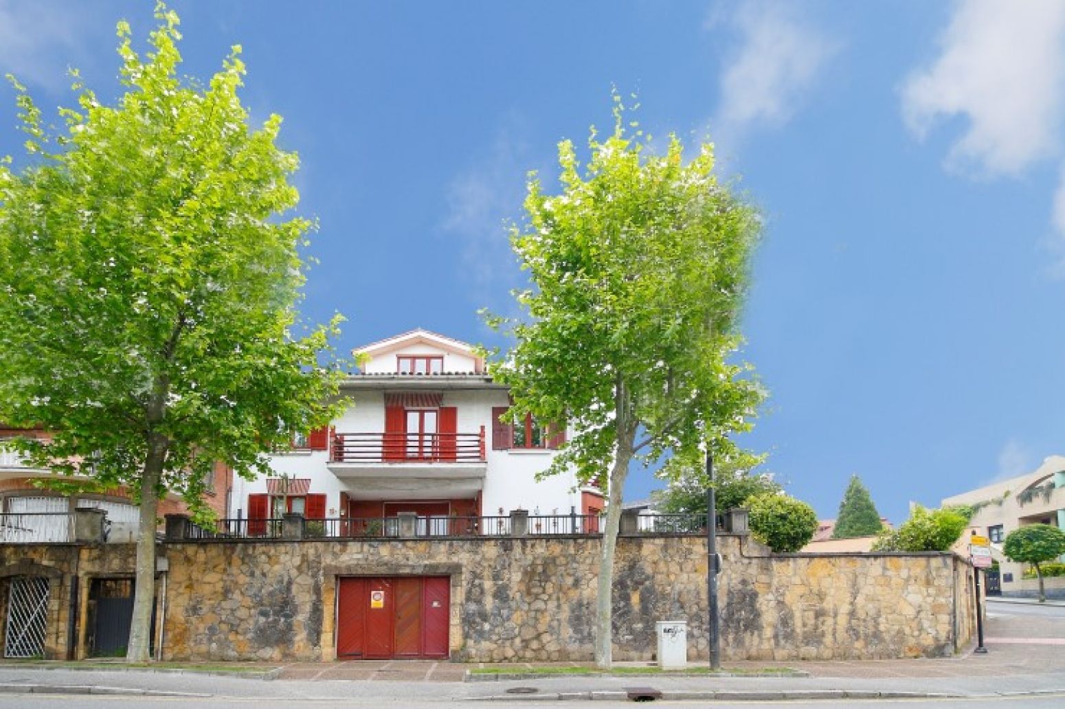 Vista exterior de Casa o xalet en venda en Oviedo  amb Calefacció, Parquet i Terrassa