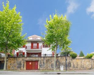 Vista exterior de Casa o xalet en venda en Oviedo  amb Calefacció, Parquet i Terrassa