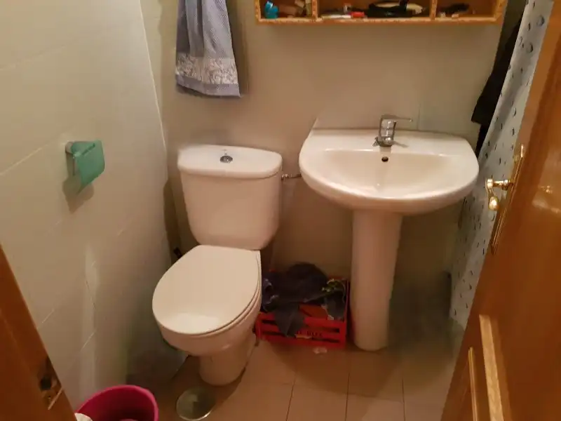 Badezimmer von Wohnung zum Verkauf in Plasencia mit Klimaanlage, Heizung und Privatgarten