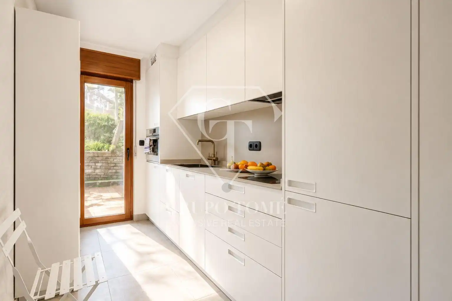 Cuina de Planta baixa en venda en Donostia - San Sebastián  amb Calefacció, Jardí privat i Terrassa