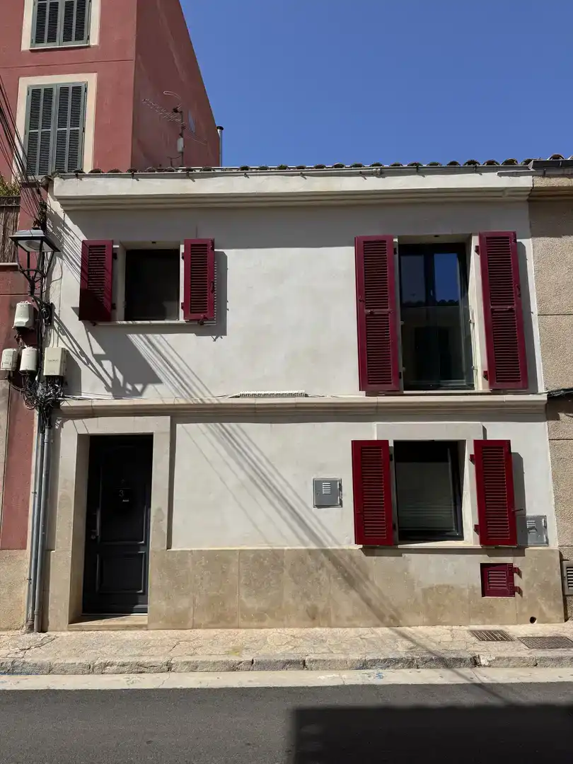Vista exterior de Casa adosada en venda en Andratx amb Balcó