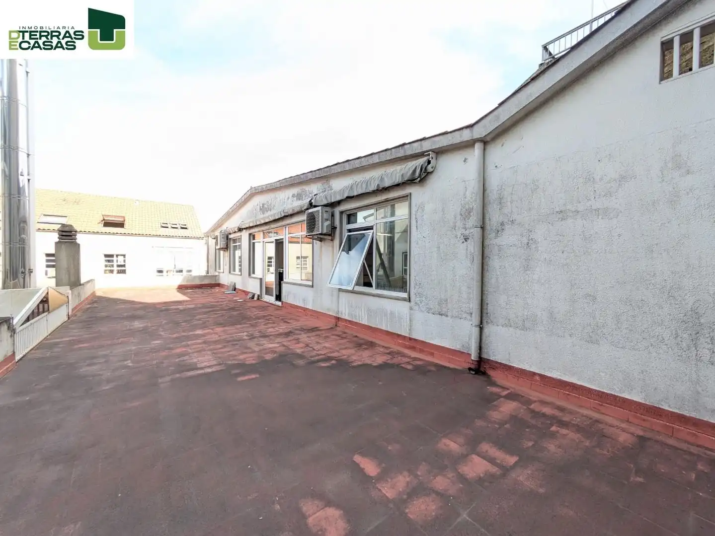 Vista exterior de Oficina de lloguer en Pontevedra Capital  amb Aire condicionat, Calefacció i Moblat