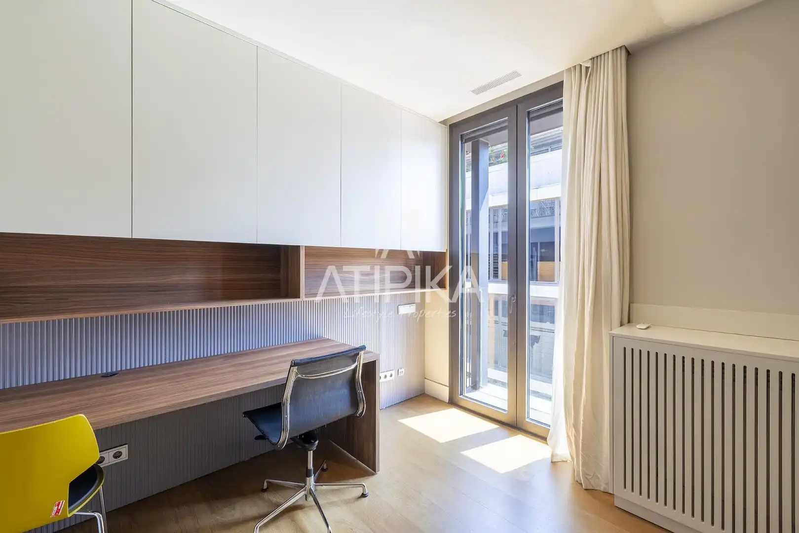 Schlafzimmer von Dachboden zur Miete in Barcelona mit Klimaanlage, Terrasse und Ofen