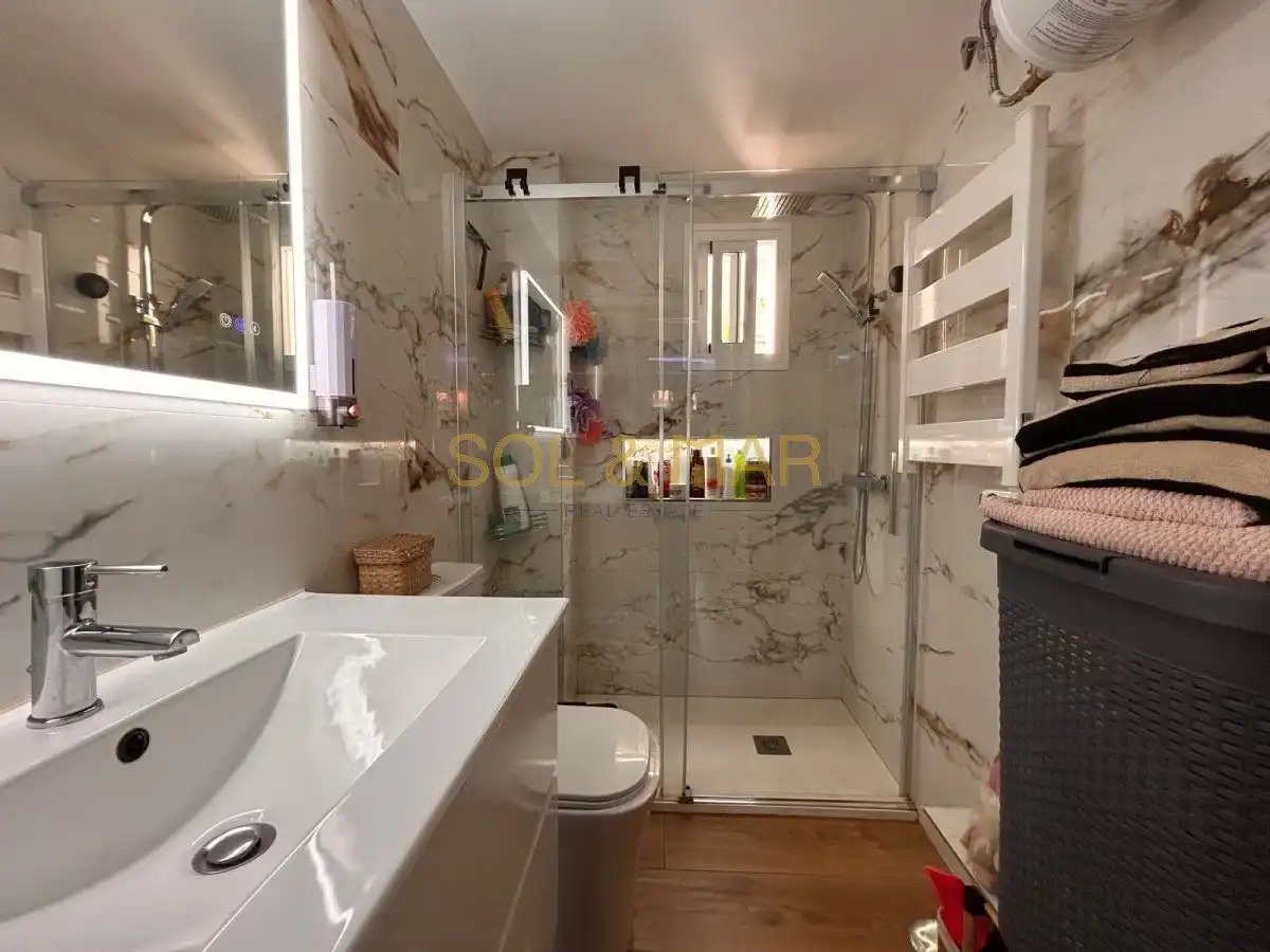 Baño de Piso en venta en Torremolinos con Aire acondicionado, Calefacción y Amueblado