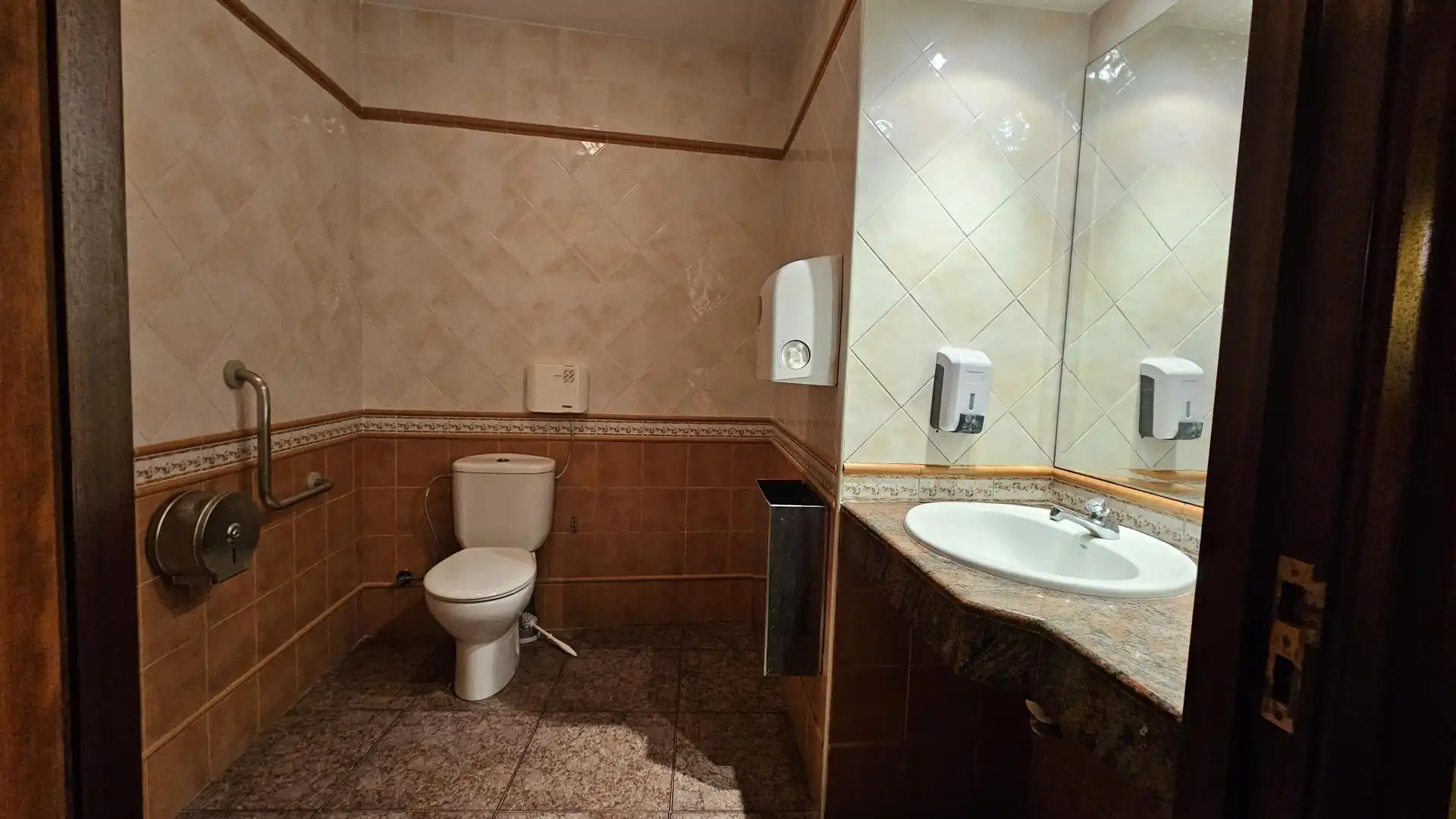 Baño de Local en traspaso en Figueres