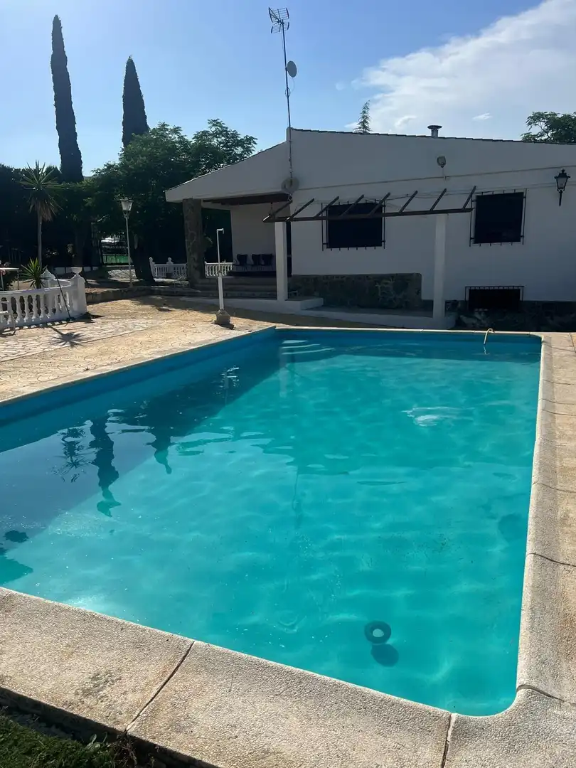 Piscina de Casa o chalet de alquiler en Baena con Aire acondicionado, Jardín privado y Terraza