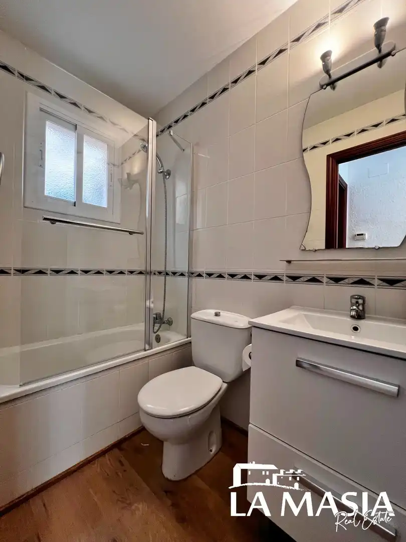 Badezimmer von Einfamilien-Reihenhaus zur Miete in Sitges mit Klimaanlage, Terrasse und Gemeinschaftspool