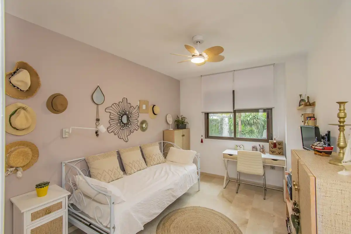 Dormitori de Apartament en venda en Estepona amb Aire condicionat, Traster i Moblat