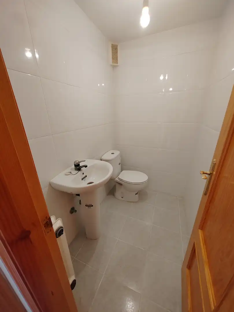 Baño de Casa o chalet en venta en Isuerre con Parquet, Piscina y Piscina comunitaria