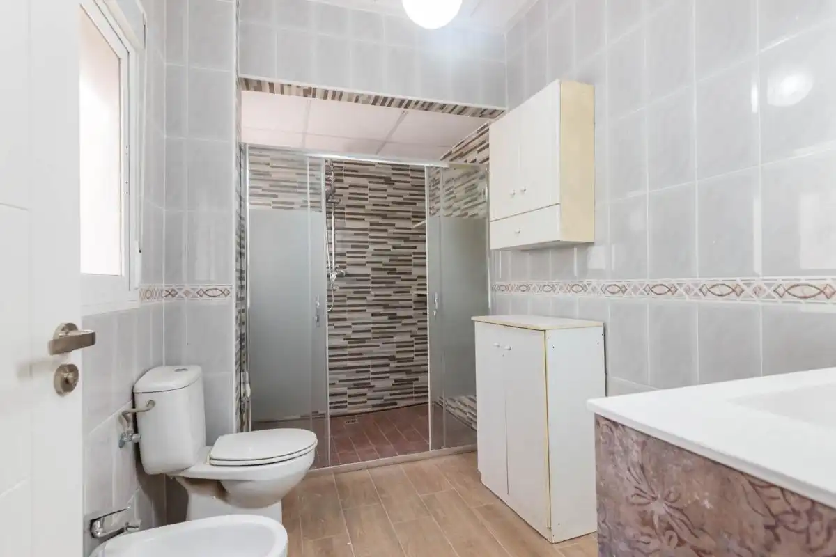 Baño de Casa adosada en venta en Murcia con Aire acondicionado, Calefacción y Jardín privado