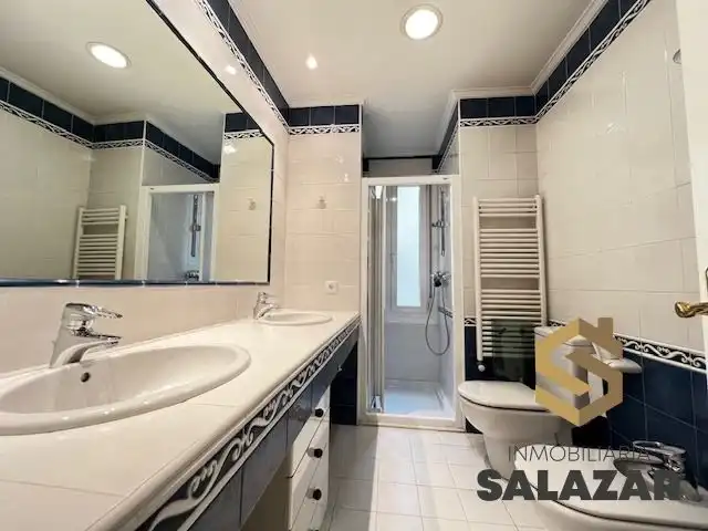 Baño de Piso de alquiler en Bilbao  con Calefacción y Balcón