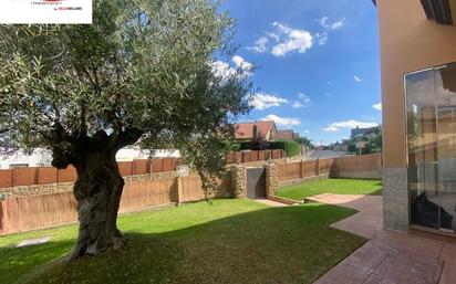 Jardí de Casa adosada en venda en Villamayor amb Balcó