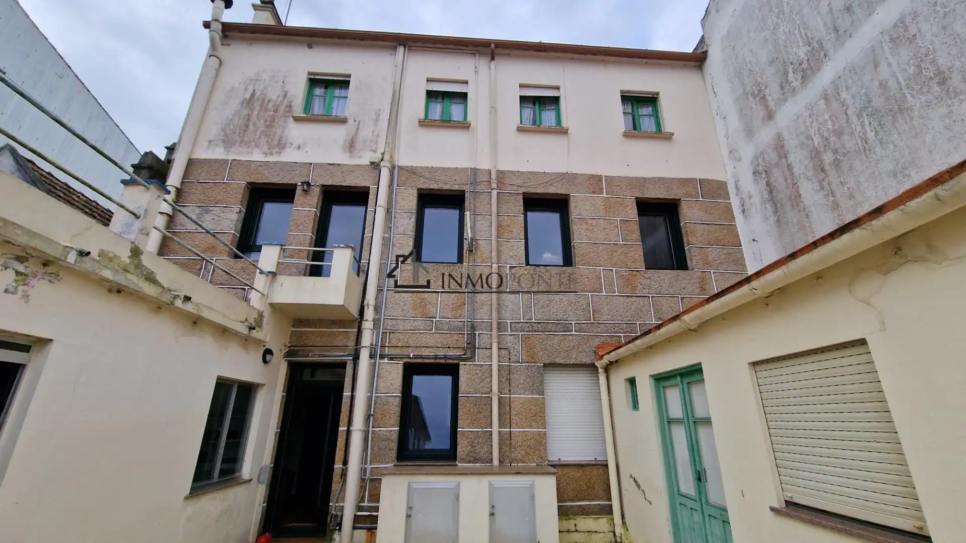 Vista exterior de Casa adosada en venda en O Grove   amb Calefacció, Jardí privat i Traster