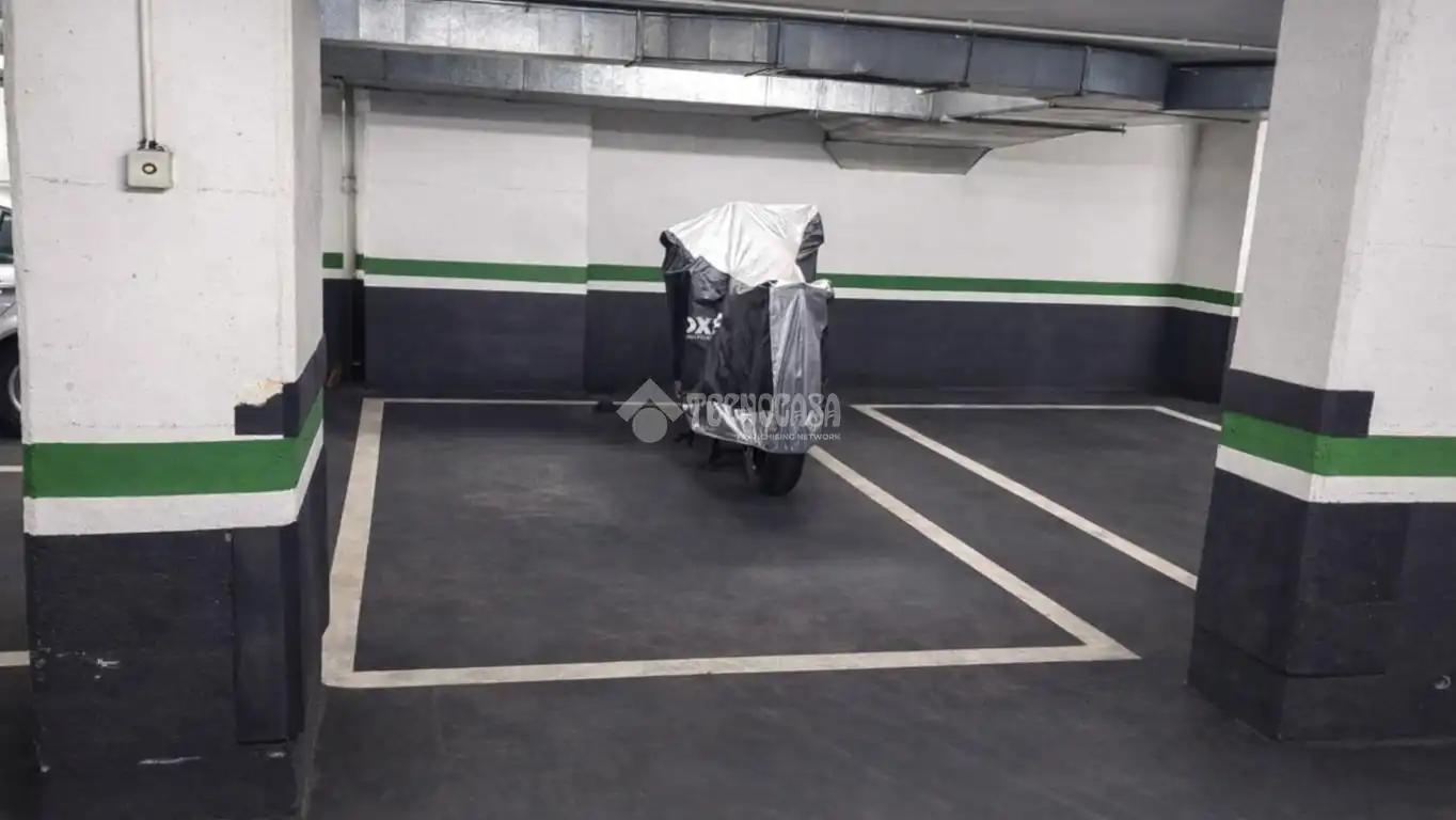 Parking de Piso en venta en Madrid con Calefacción y Piscina comunitaria