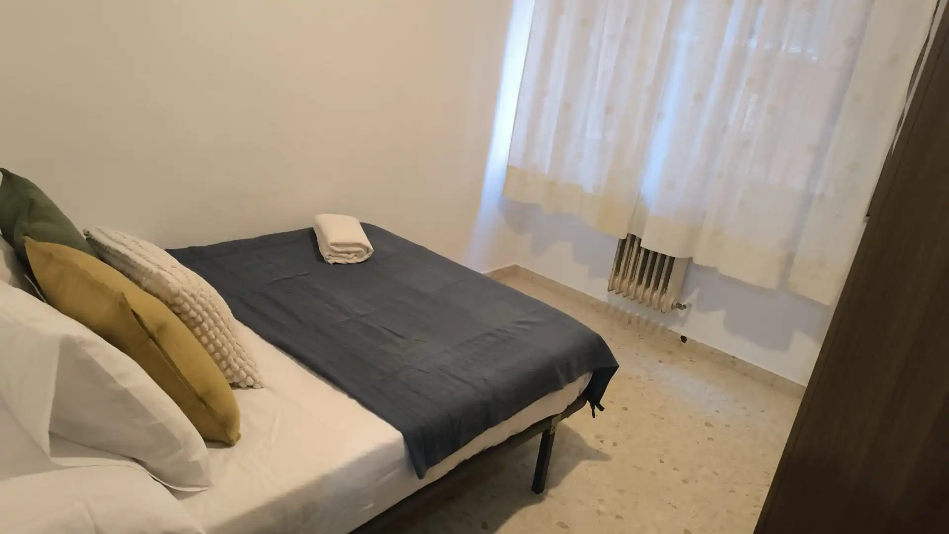 Dormitori de Pis per a compartir en Granada amb Calefacció, Moblat i Forn