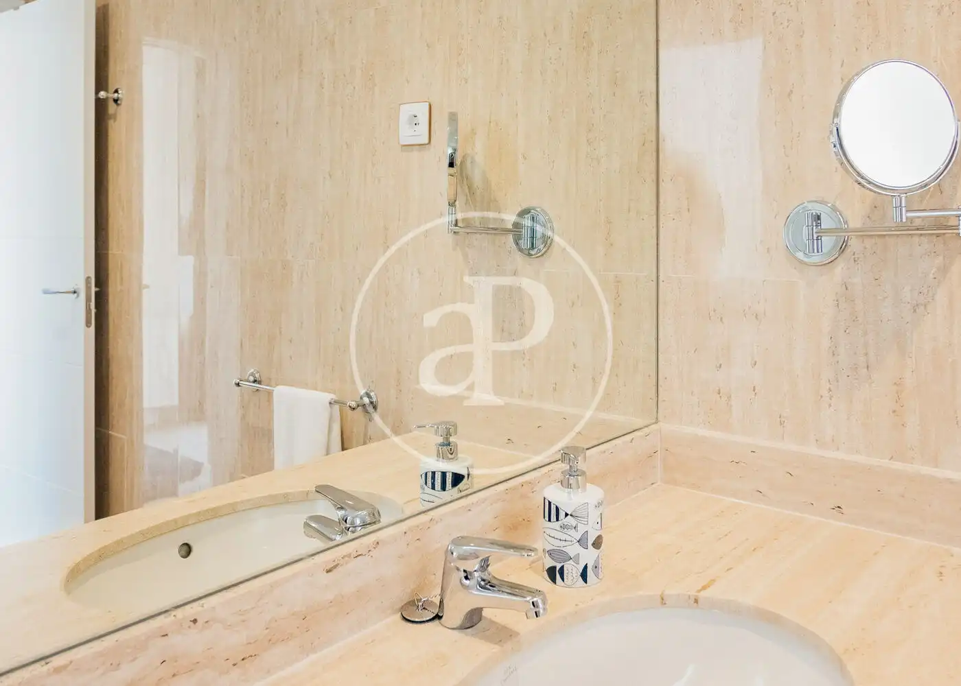 Attic for rent in C. de los Caños del Peral, Palacio